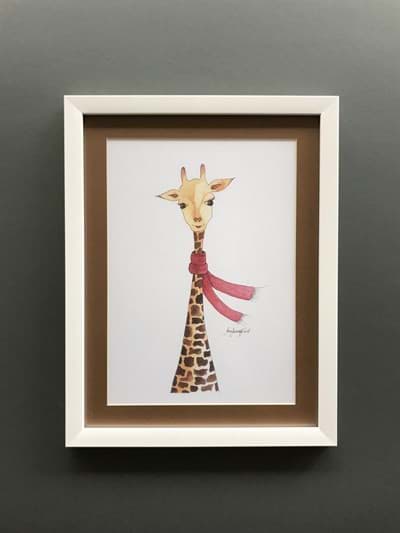 ‘Winter Lady Giraffe’ Çerçeveli Kanvas Tablo resmi